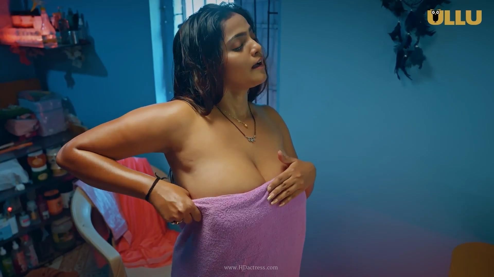 Bharti Jha Stunning Look in Shatir Web Series Photos & Style Guide