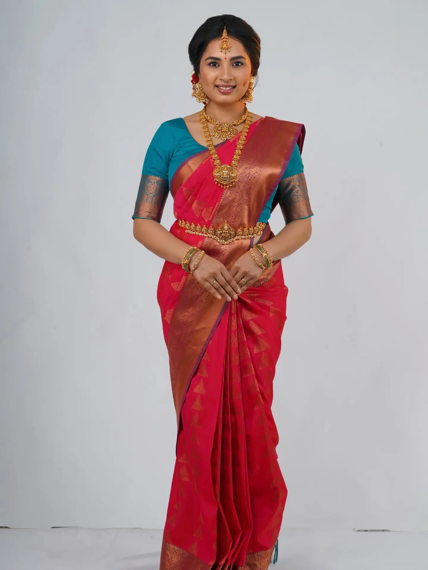 Srushti Dange In Gold Earrings Jewellery Red Saree - Image 1