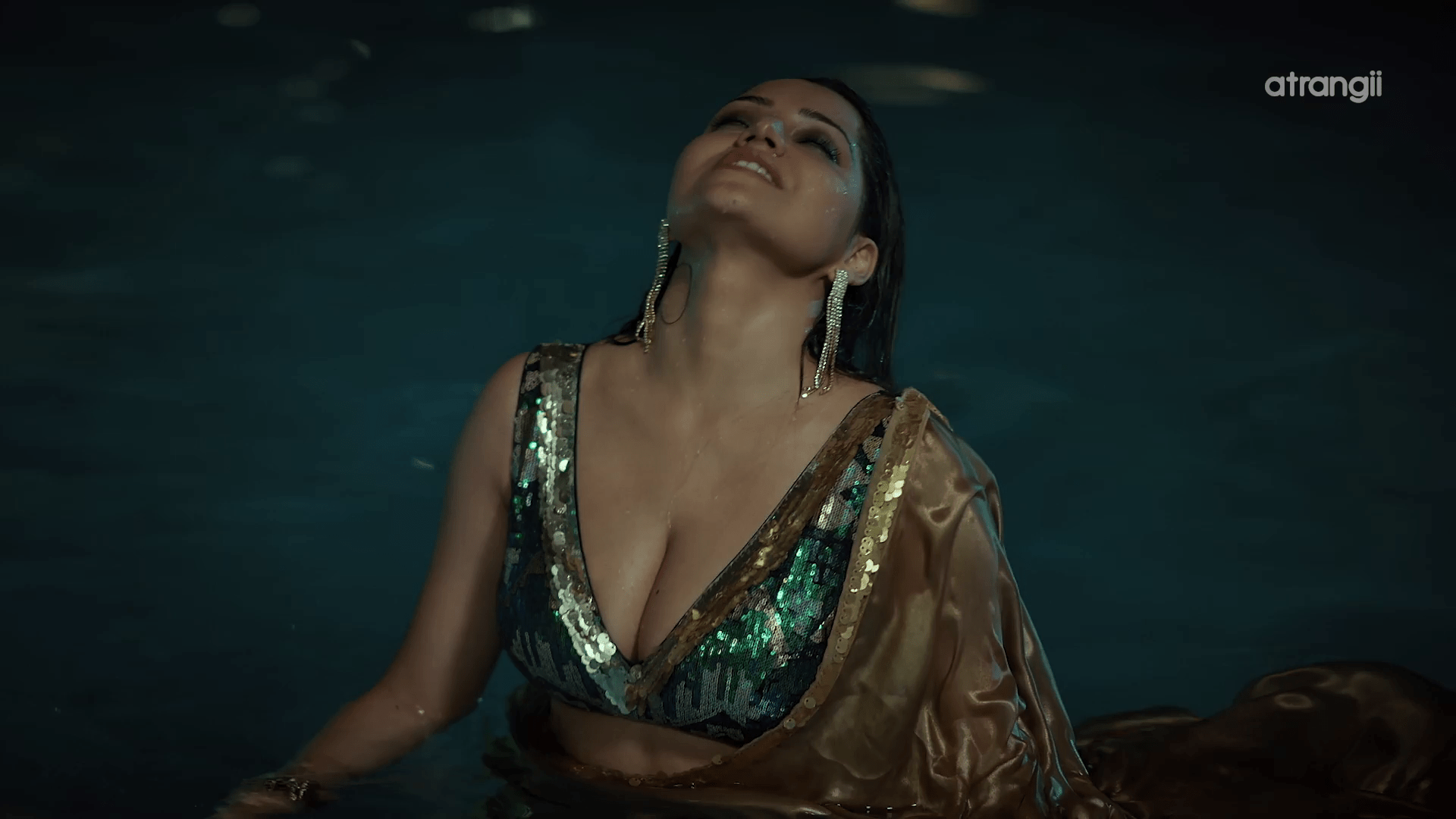 Simran Kaur Bold Look: Deep Neck Blouse Scenes from Naa Tum Jaano Naa Hum