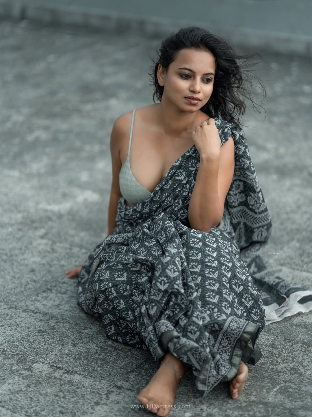 Raisa Roiz in dark grey block printed cotton saree Raisa Roiz in dark grey block printed cotton saree