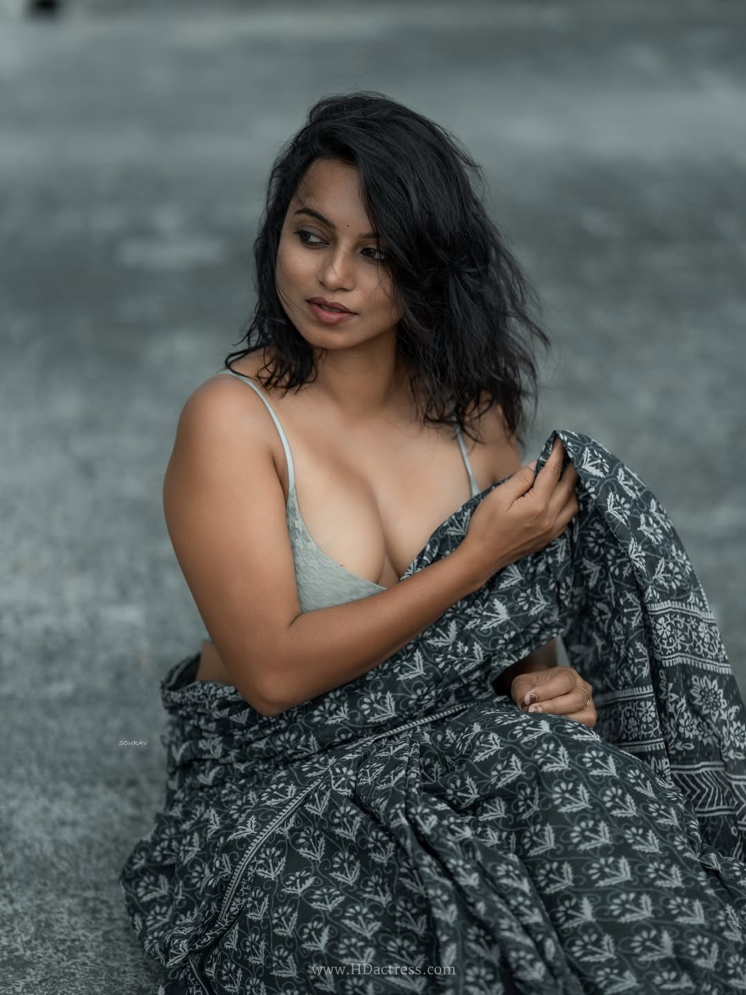 Raisa Roiz in dark grey block printed cotton saree Raisa Roiz in dark grey block printed cotton saree
