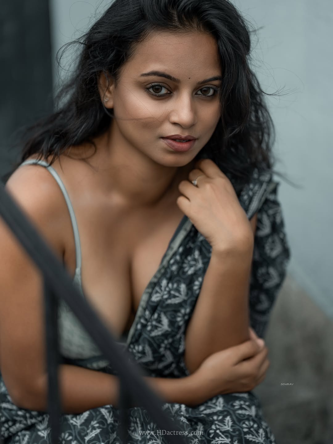 Raisa Roiz in dark grey block printed cotton saree Raisa Roiz in dark grey block printed cotton saree