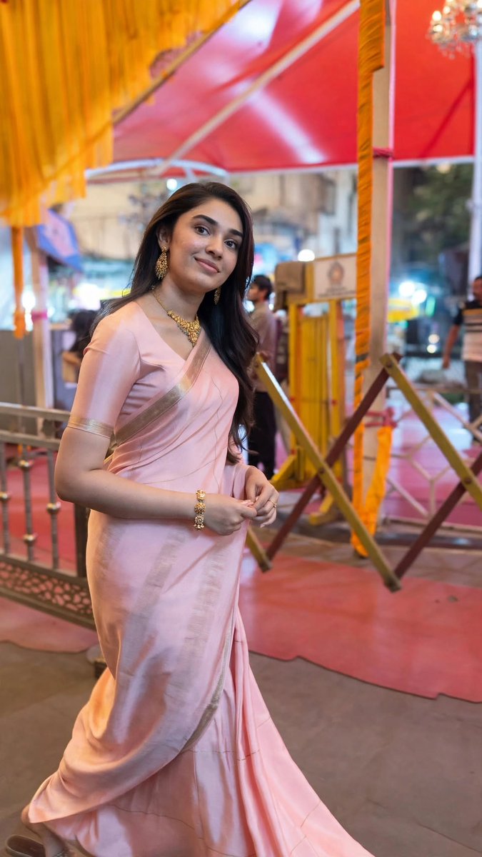 Krithi Shetty seeks the blessings at Siddhi Vinayak on the occasion of her birthday yesterday. ❤️ #KrithiShetty