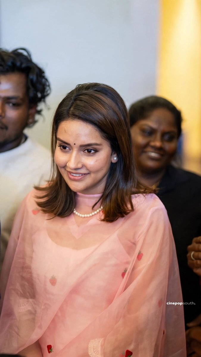 Mahima Nambiar enjoyed watching the FDFS of her latest release #Mandaadi with audience. ❤️ #MahimaNambiar