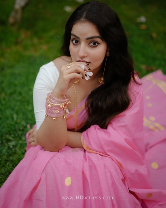 Malavika Menon Steals Heart In Rose Saree & white Blouse - Image 13 Malavika Menon Steals Heart In Rose Saree & white Blouse - Image 13
