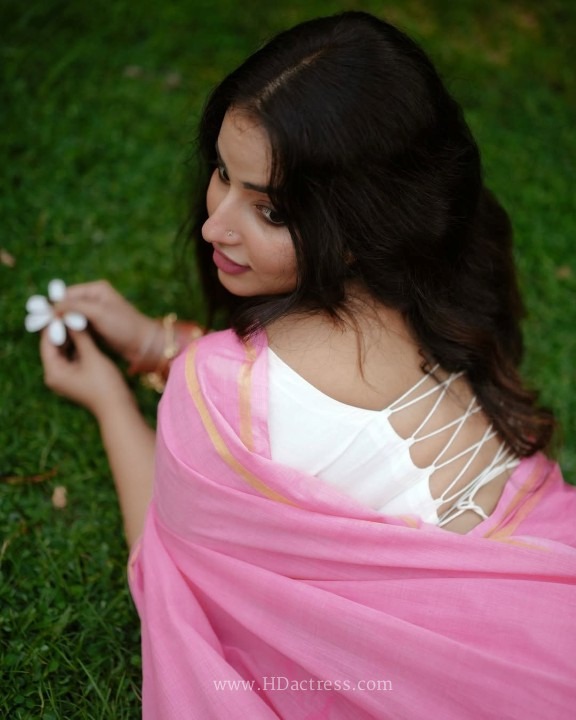 Malavika Menon Steals Heart In Rose Saree & white Blouse - Image 6 Malavika Menon Steals Heart In Rose Saree & white Blouse - Image 6