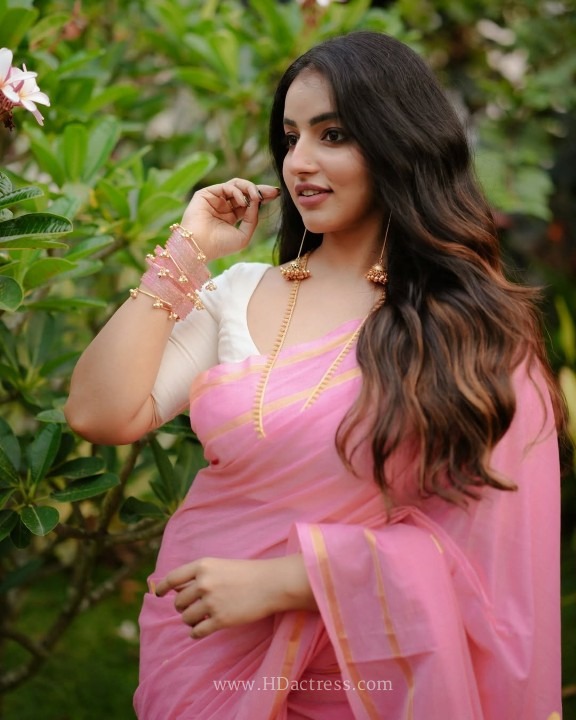 Malavika Menon Steals Heart In Rose Saree & white Blouse - Image 4 Malavika Menon Steals Heart In Rose Saree & white Blouse - Image 4