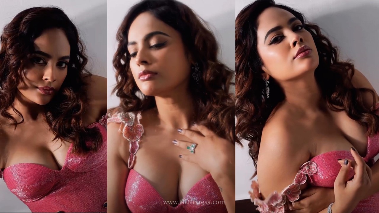 Nandita Swetha Plunging Neckline Measurements: 34-26-35 inches | Bra Size: 34B