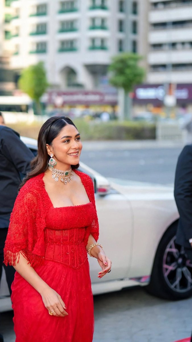 Mrunal Thakur with her elegance stuns everyone at the Meralda jewellery store launch at Abu Dhabi. ❤️ #MrunalThakur