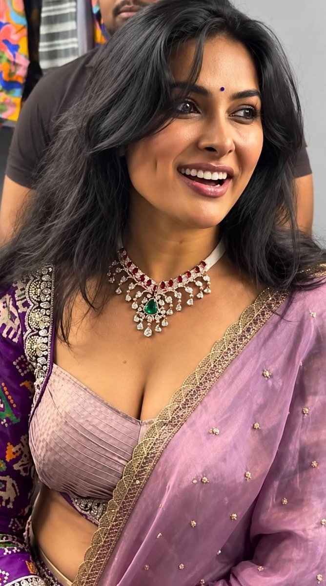 Divi Vadthya Latest HD Photos