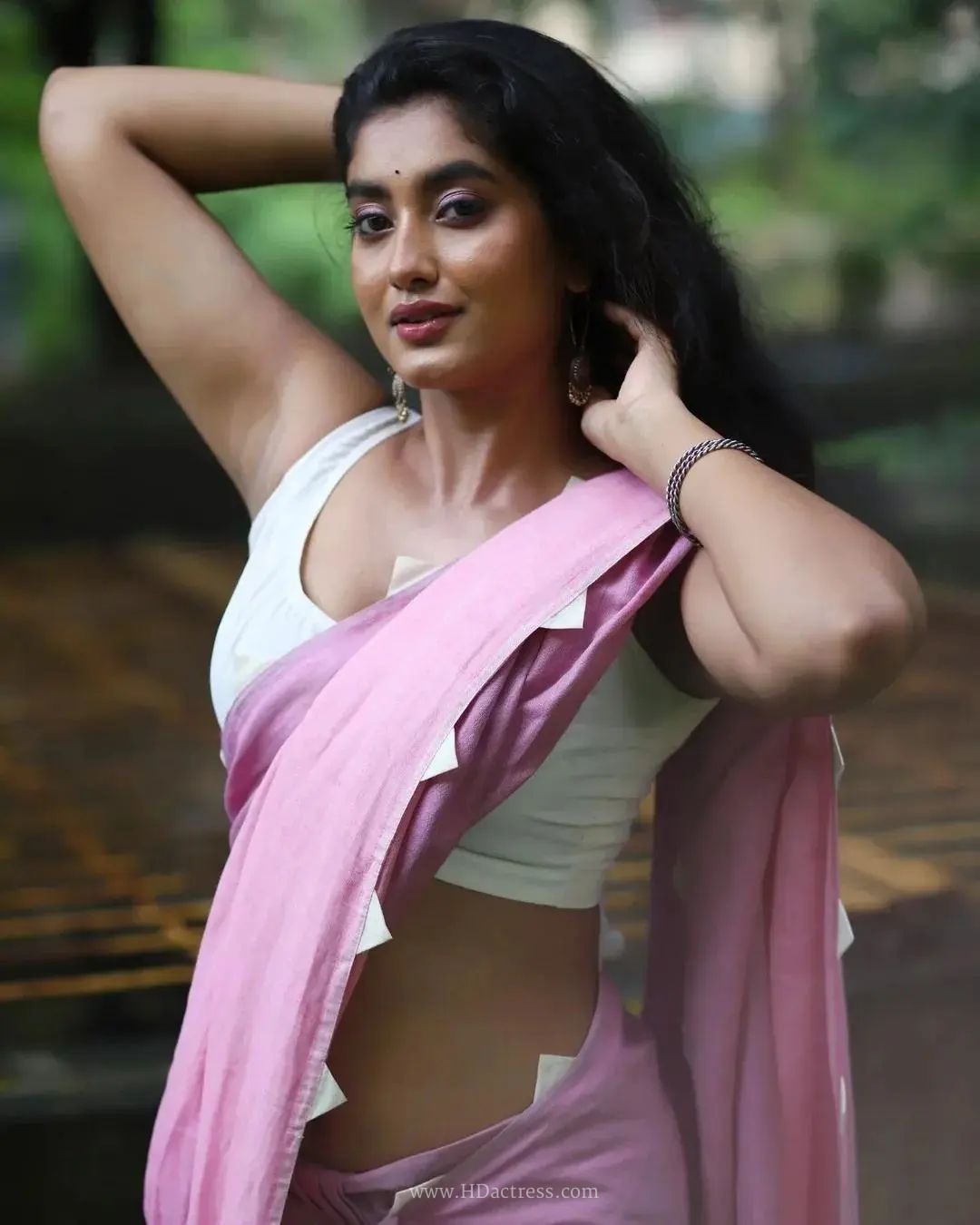 Priyanka Kumar wearing mauve pink cotton saree with white blouse Priyanka Kumar wearing mauve pink cotton saree with white blouse