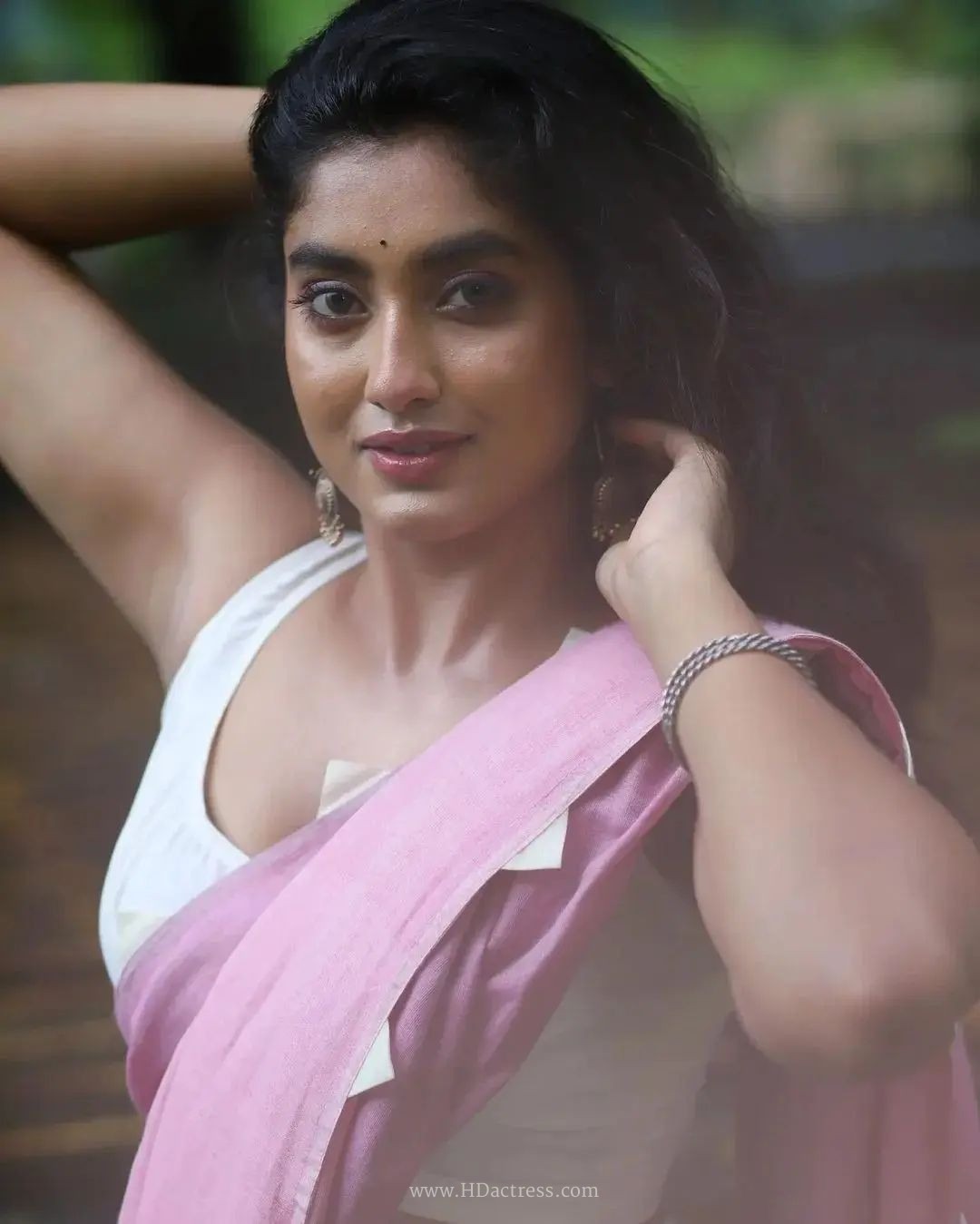 Priyanka Kumar wearing mauve pink cotton saree with white blouse Priyanka Kumar wearing mauve pink cotton saree with white blouse