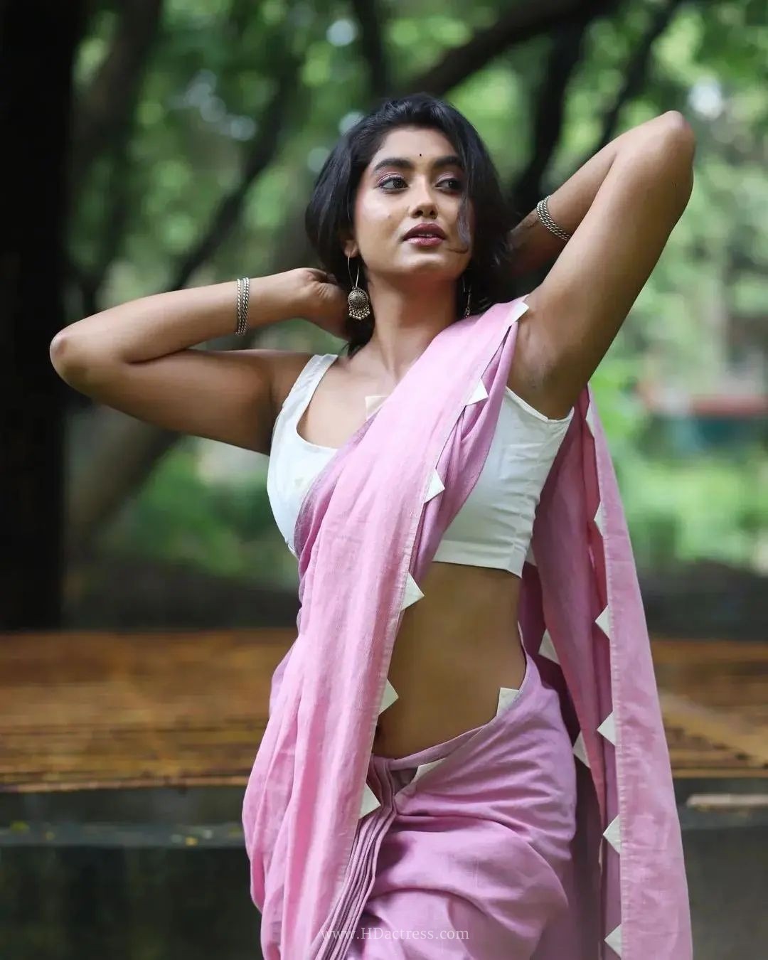 Priyanka Kumar wearing mauve pink cotton saree with white blouse Priyanka Kumar wearing mauve pink cotton saree with white blouse