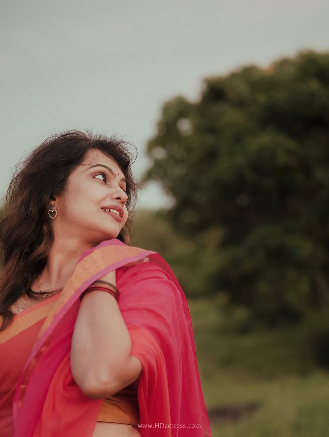 Tanvi Ram wearing a pink and orange dual-tone saree