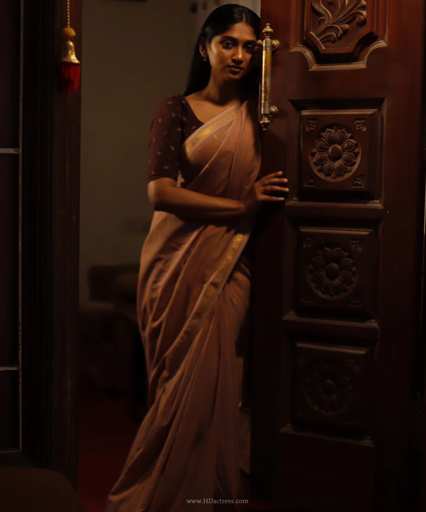 Chaithra wearing dusty rose cotton saree with dark brown blouse Chaithra wearing dusty rose cotton saree with dark brown blouse