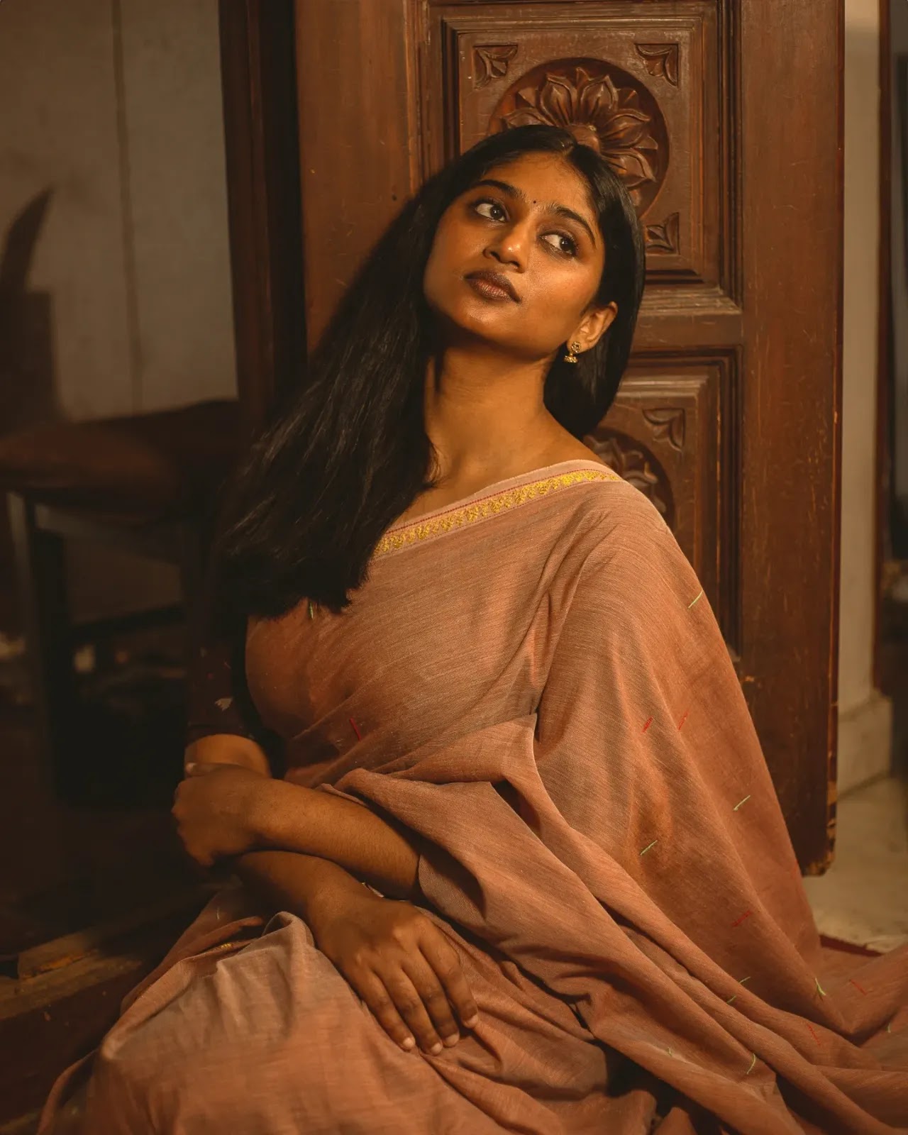 Chaithra wearing dusty rose cotton saree with dark brown blouse Chaithra wearing dusty rose cotton saree with dark brown blouse