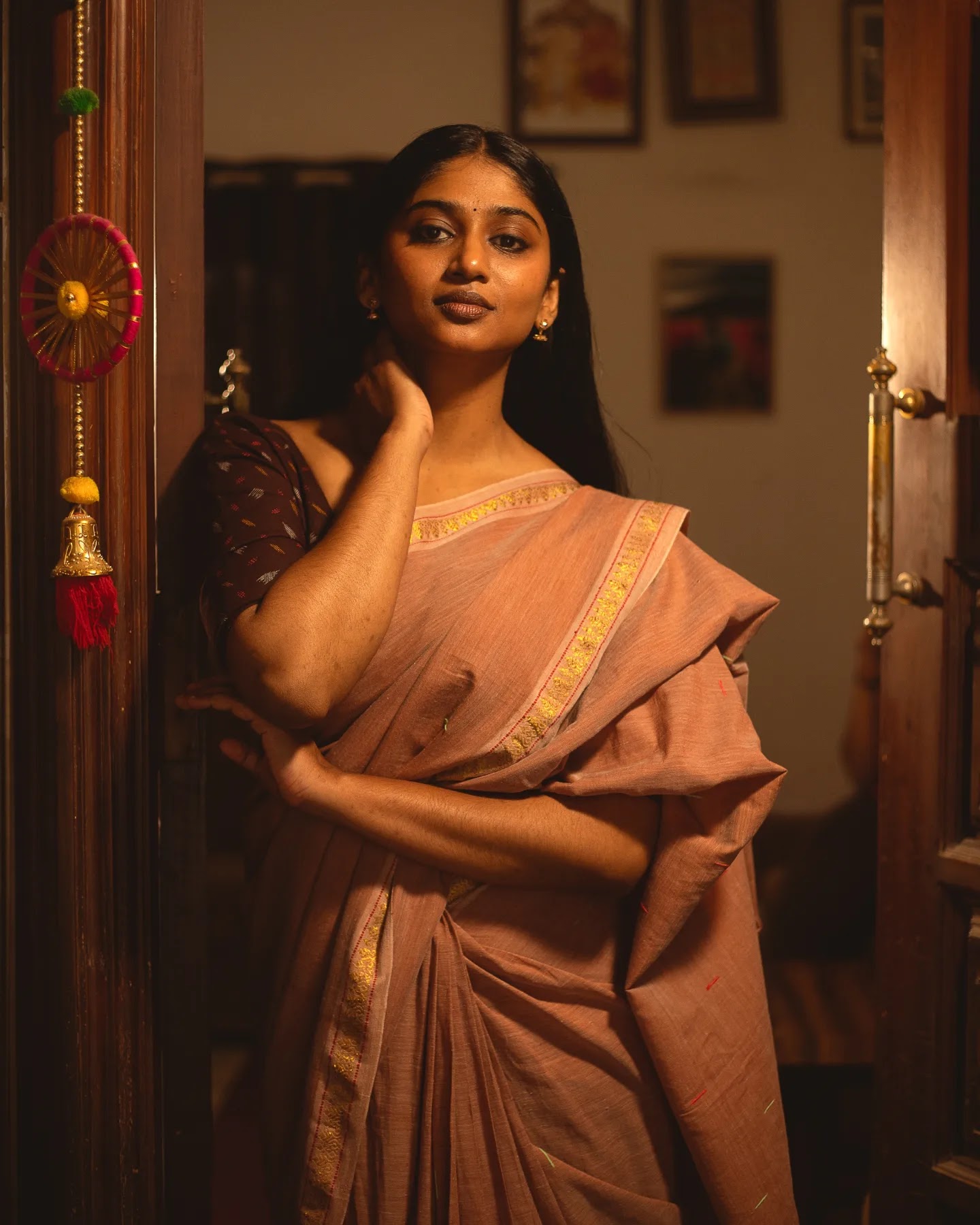 Chaithra wearing dusty rose cotton saree with dark brown blouse Chaithra wearing dusty rose cotton saree with dark brown blouse