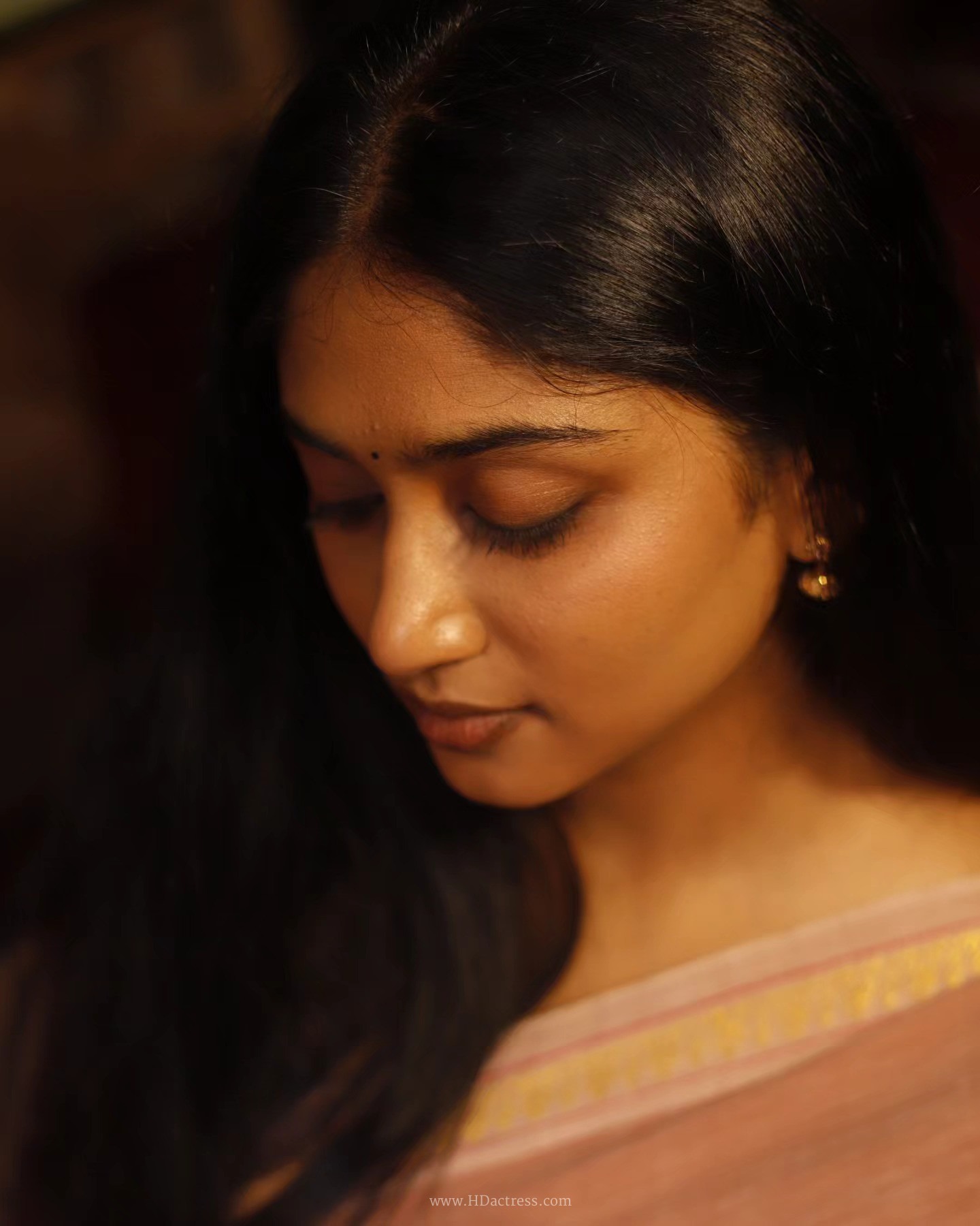 Chaithra wearing dusty rose cotton saree with dark brown blouse Chaithra wearing dusty rose cotton saree with dark brown blouse