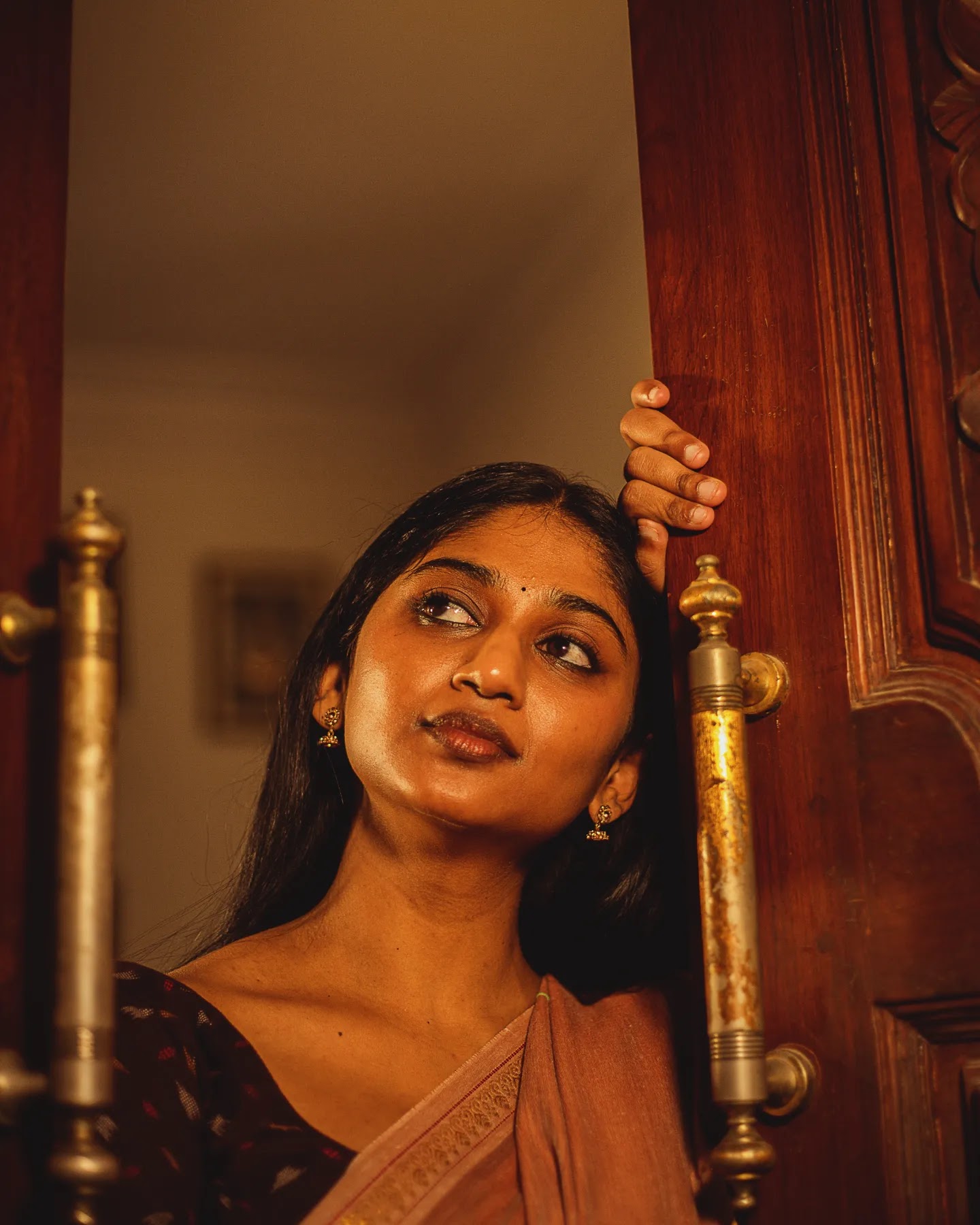 Chaithra wearing dusty rose cotton saree with dark brown blouse Chaithra wearing dusty rose cotton saree with dark brown blouse