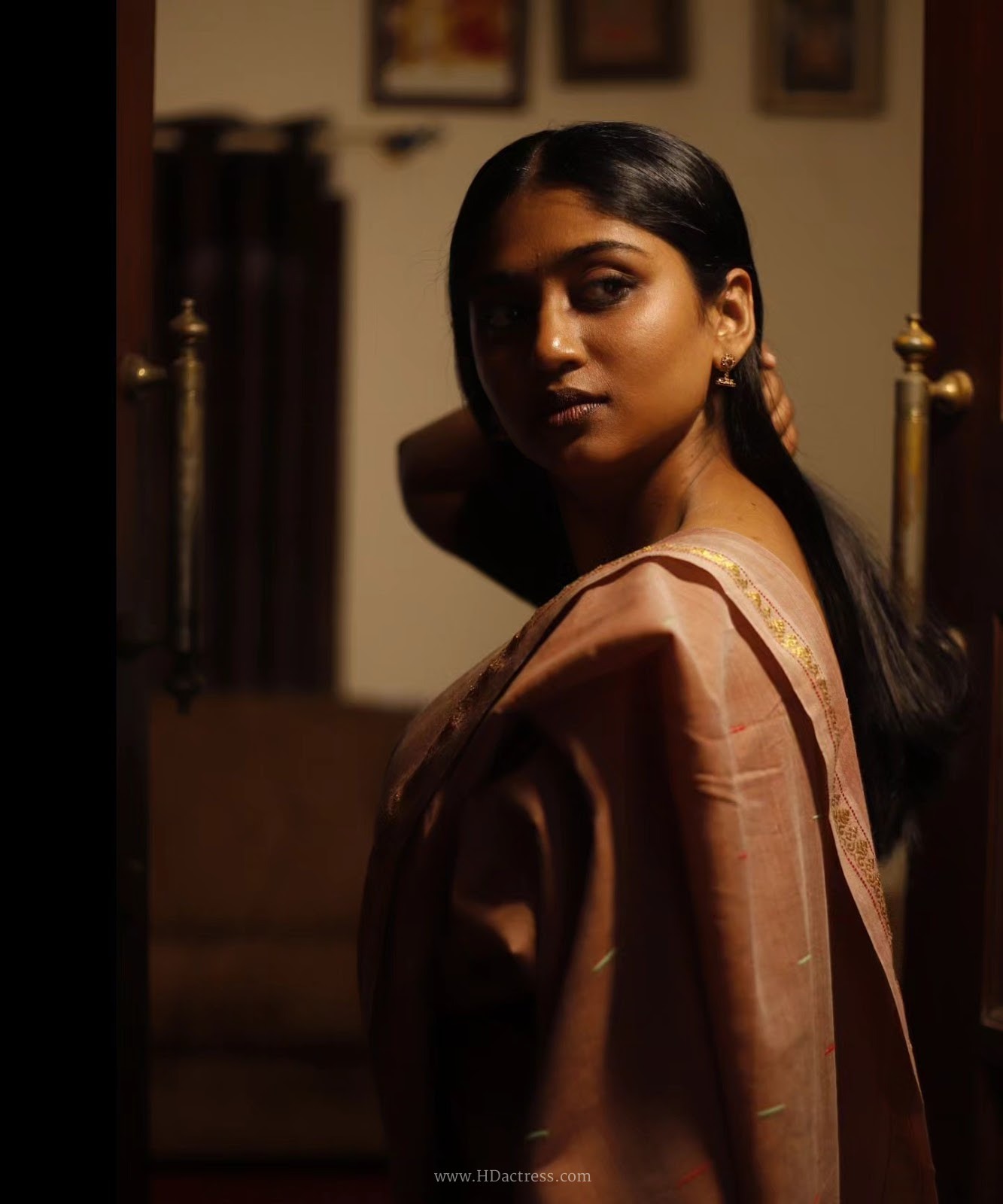 Chaithra wearing dusty rose cotton saree with dark brown blouse Chaithra wearing dusty rose cotton saree with dark brown blouse