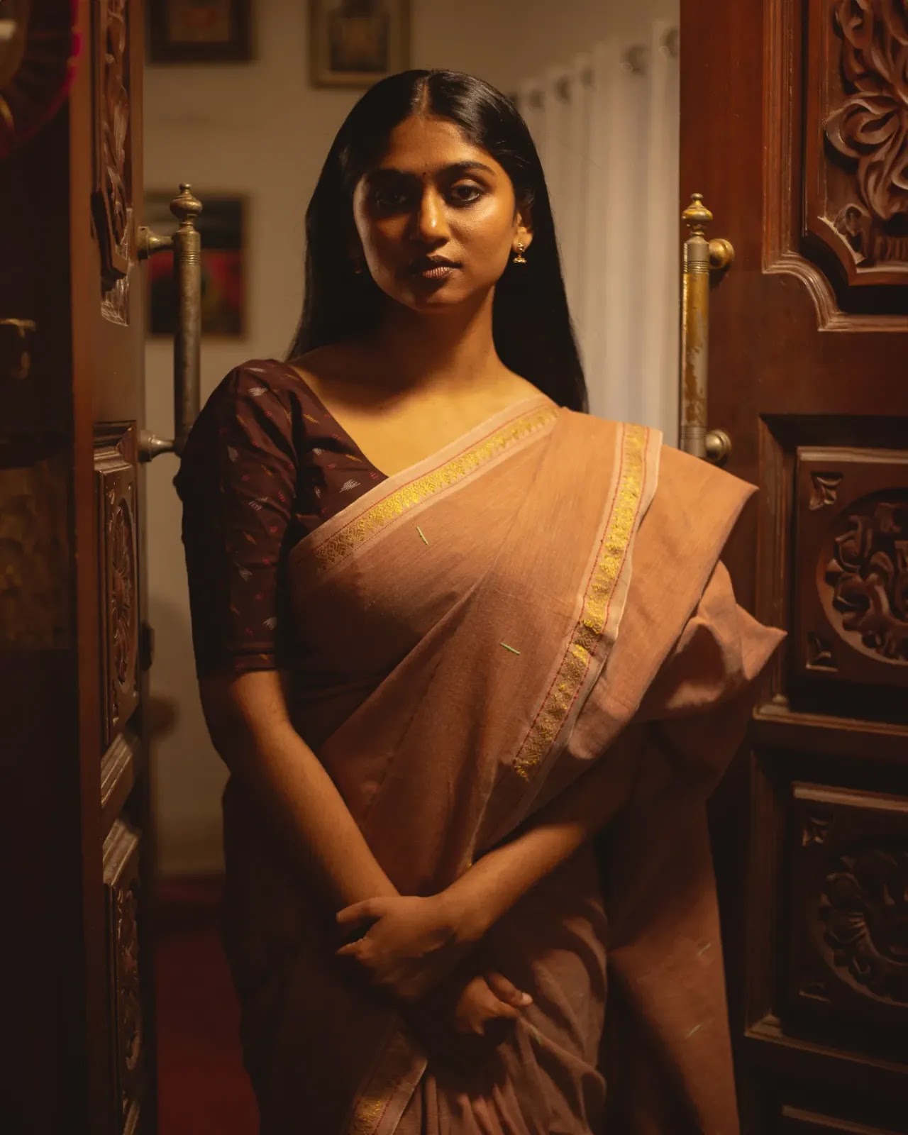 Chaithra wearing dusty rose cotton saree with dark brown blouse Chaithra wearing dusty rose cotton saree with dark brown blouse
