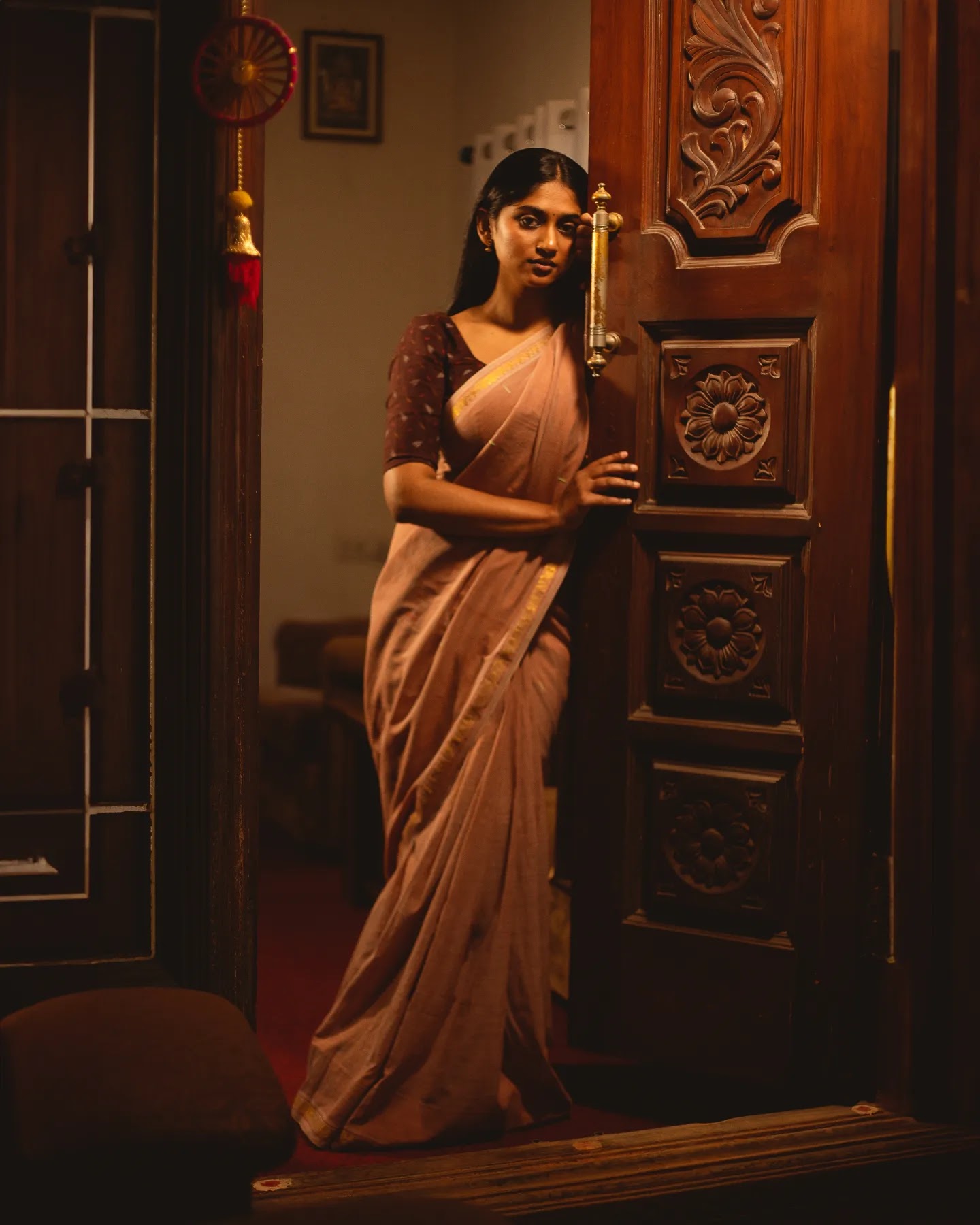 Chaithra wearing dusty rose cotton saree with dark brown blouse Chaithra wearing dusty rose cotton saree with dark brown blouse