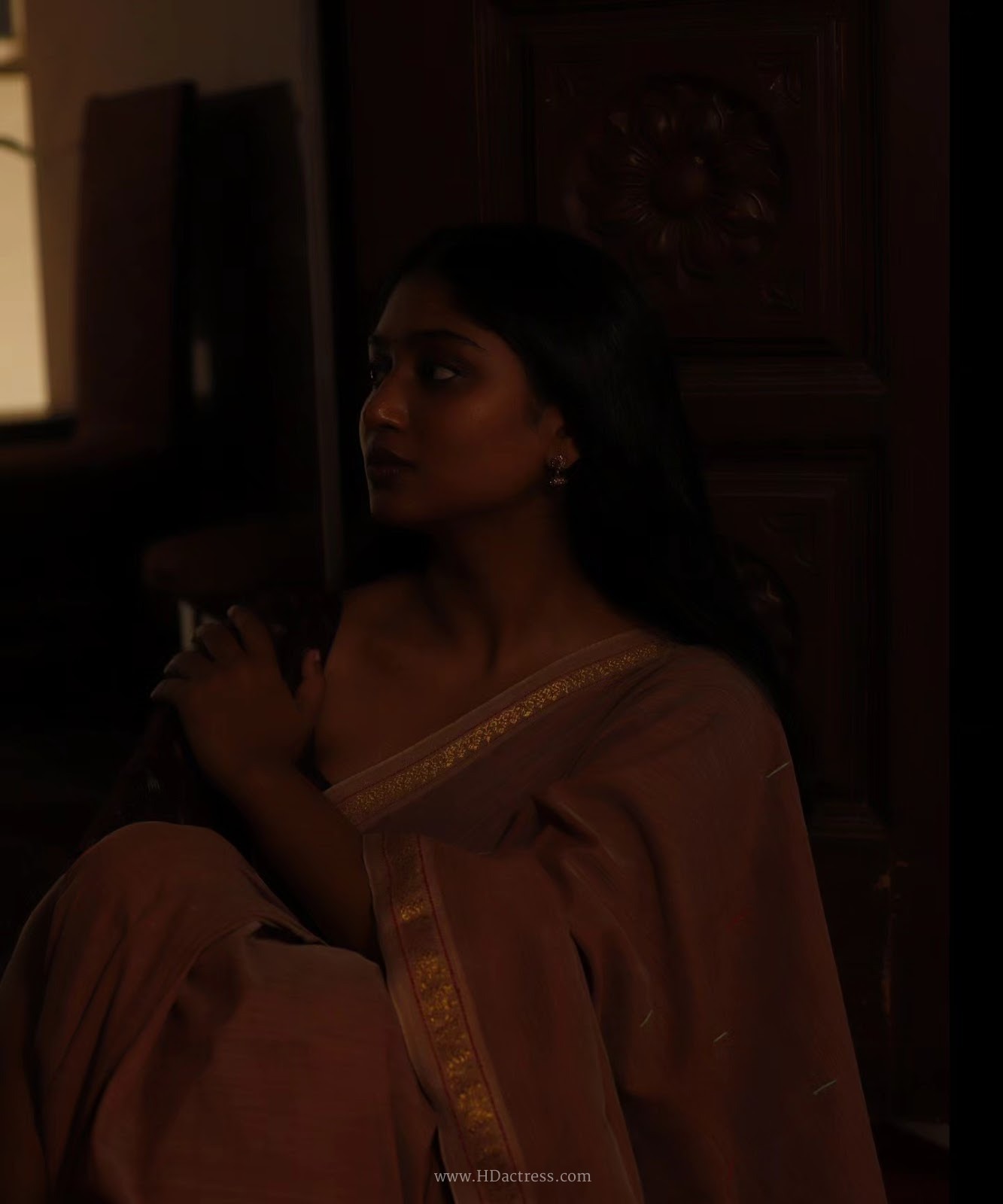 Chaithra wearing dusty rose cotton saree with dark brown blouse Chaithra wearing dusty rose cotton saree with dark brown blouse