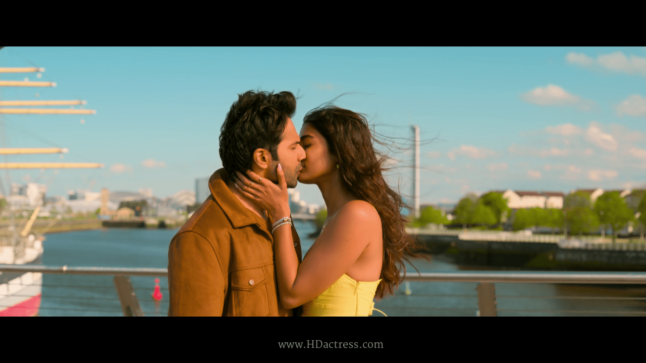 Pooja Hegde: 34-26-35 (Bra Size: 34B)