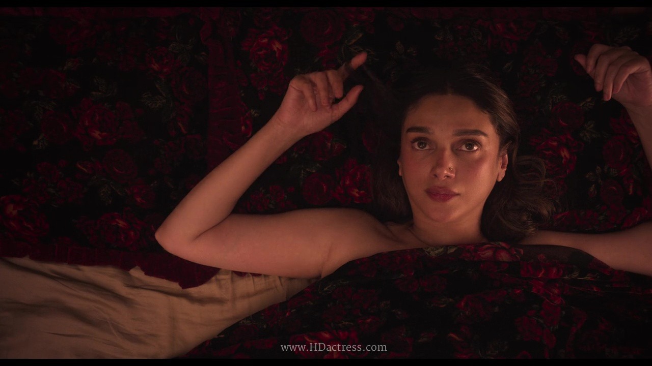 Aditi Rao Hydari | Height: 5 ft 5 in (165 cm) | Weight: 52 kg (114 lbs) | Figure Measurements: 34-26-34 inches | Bra Size: 34B