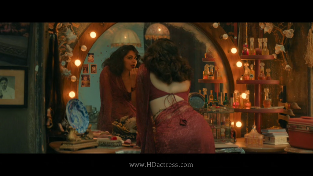 Kayadu Lohar body measurements and bra size approx 32B-26-32, height 5'6", weight around 52 kg.