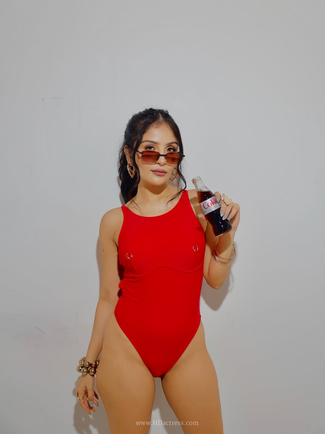 Indian Beauty Saanyaakhatterr Turns Up the Heat with Curvy Swimwear Moments