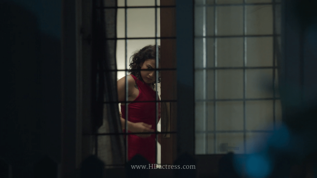 Shraddha Srinath body measurements 32-25-34, bra size 32B, height 5'4", weight 55 kg.