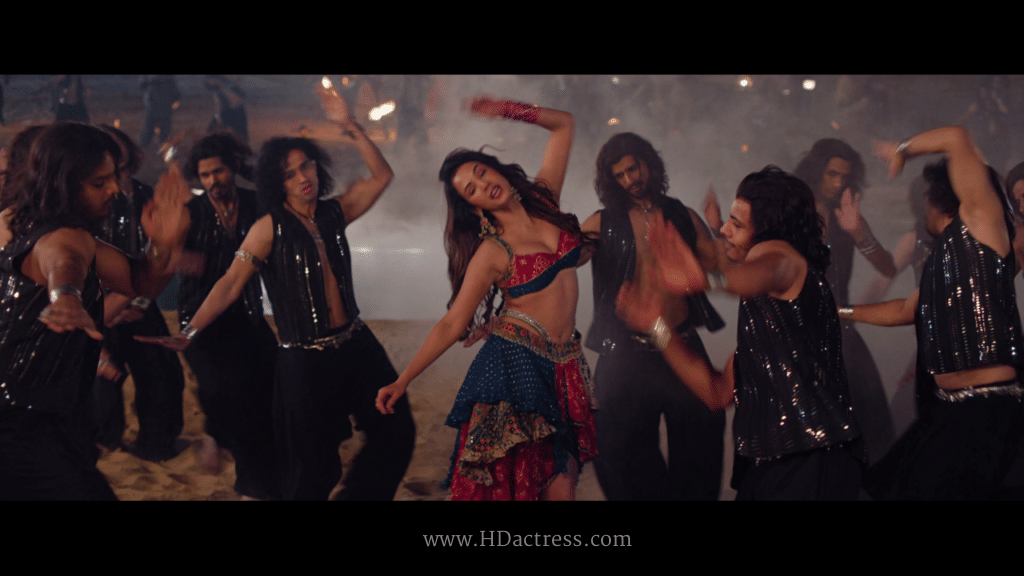 Sonal Chauhan body measurements 34-25-34, bra size 32B