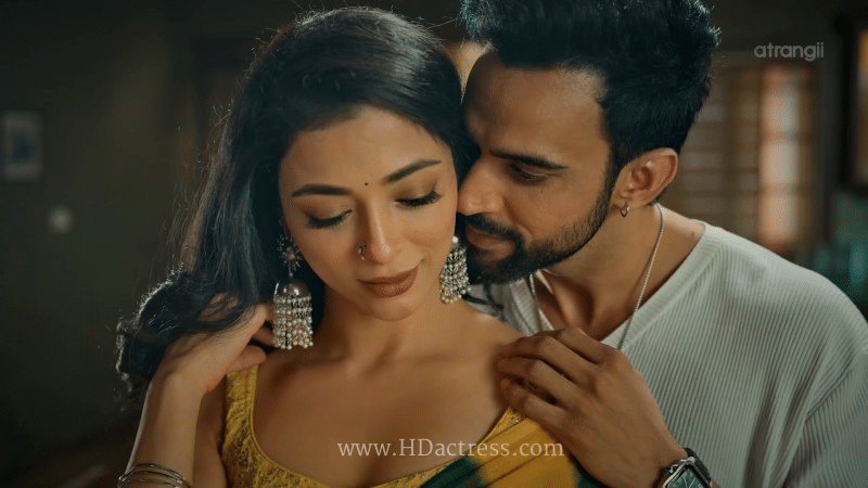 Afreen Alvi bold romance, Memory Part-1 Atrangi, hot photos, sultry look, Atrangii web series