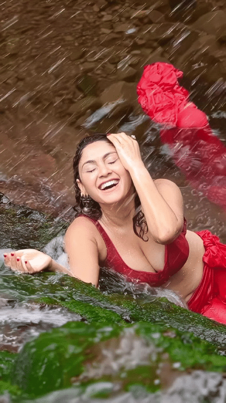 Manjari Fadnis posing in wet deep neck blouse showing exotic curves and sensual smile