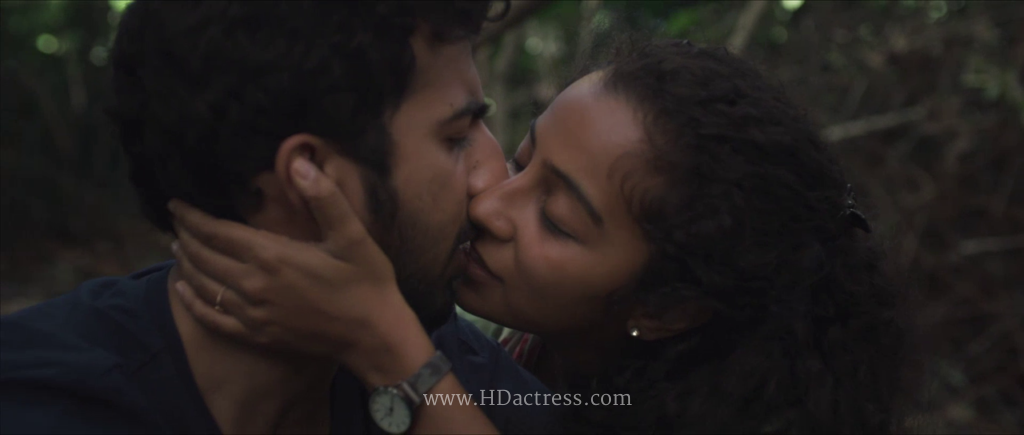 Darshana Rajendran body measurements 30-28-32, bra size approx 30B.
