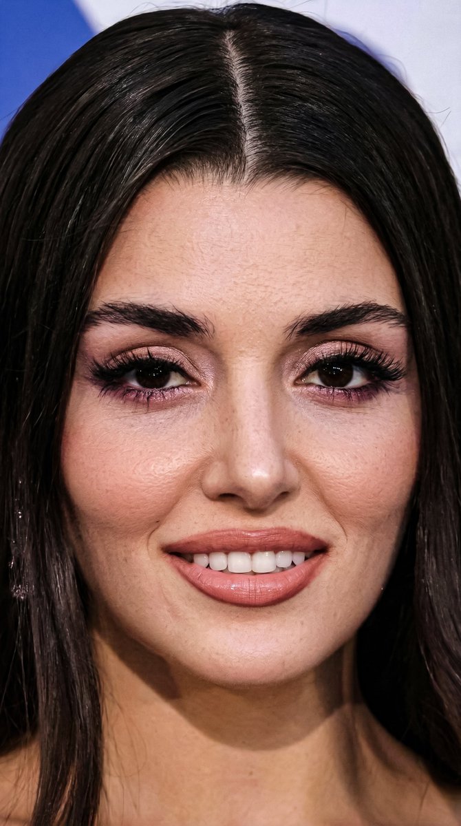 Hande Ercel HD Face card Image