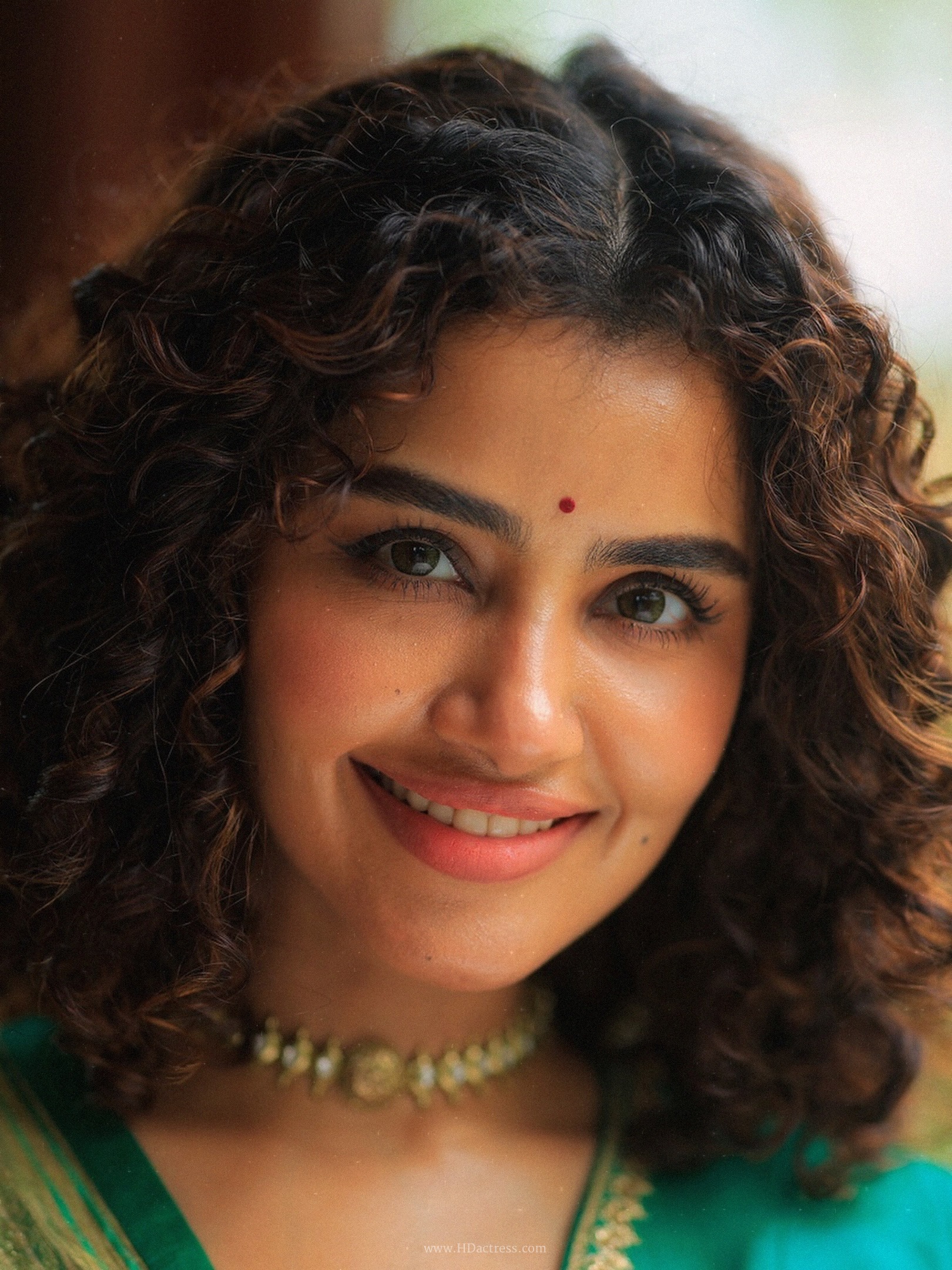 Anupama Parameswaran UHD Facecard Photos: Curvy Looks Fans Keep Saving