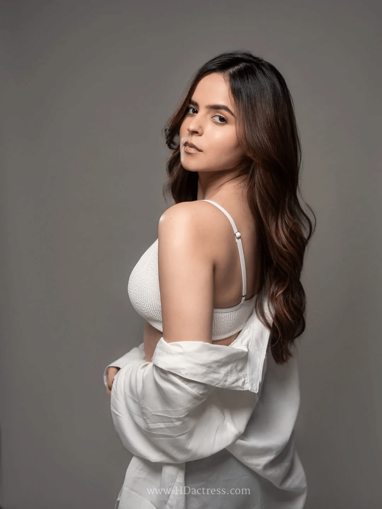 Palak Sindhwani body and bra measurements 34-30-34, approx 32B-34B, height 5’1”, weight around 50 kg.

