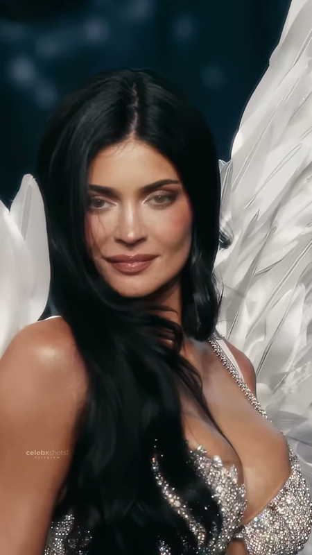 Kylie Jenner sets feeds on fire in a glittering Victoria’s Secret diamond bra that highlights every curve—scroll through the photos lighting up timelines tonight.