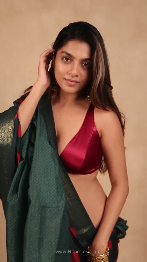 Kavya Reddy Rocks Perfectly Fitted Deep Neck Saree – Hot New Photos

