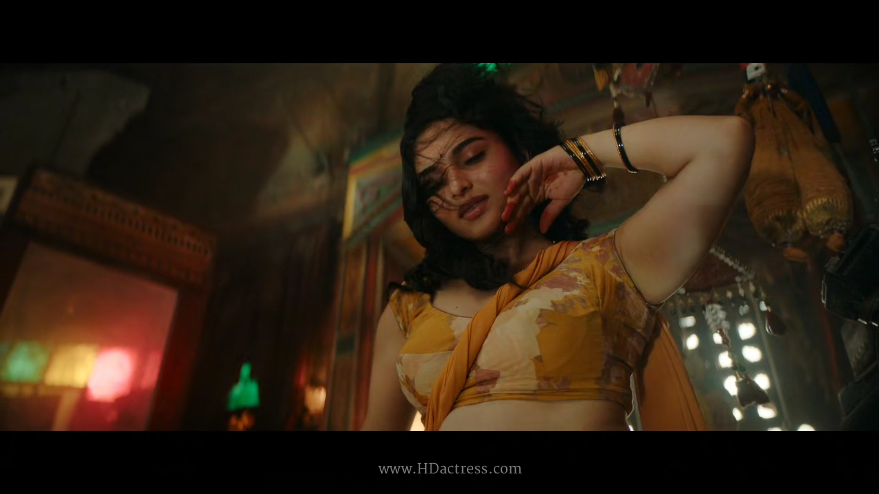 Kayadu Lohar Sizzles in Navel-Showing Saree – Paradise Star’s Hottest Traditional Looks