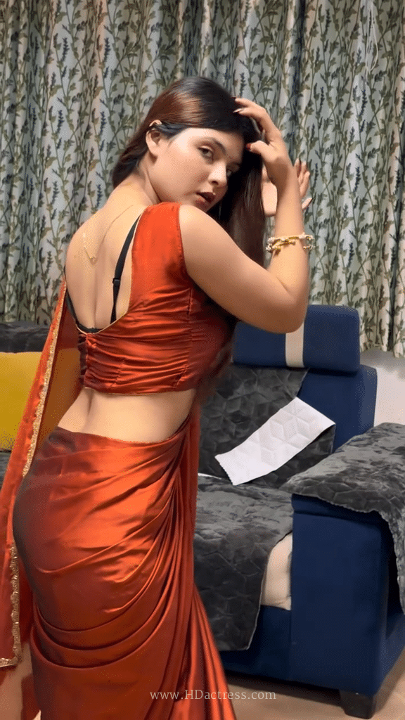 Mehak Bhatnagar saree tease, sexy Instagram model, subscription photos, viral pose, traditional drape
