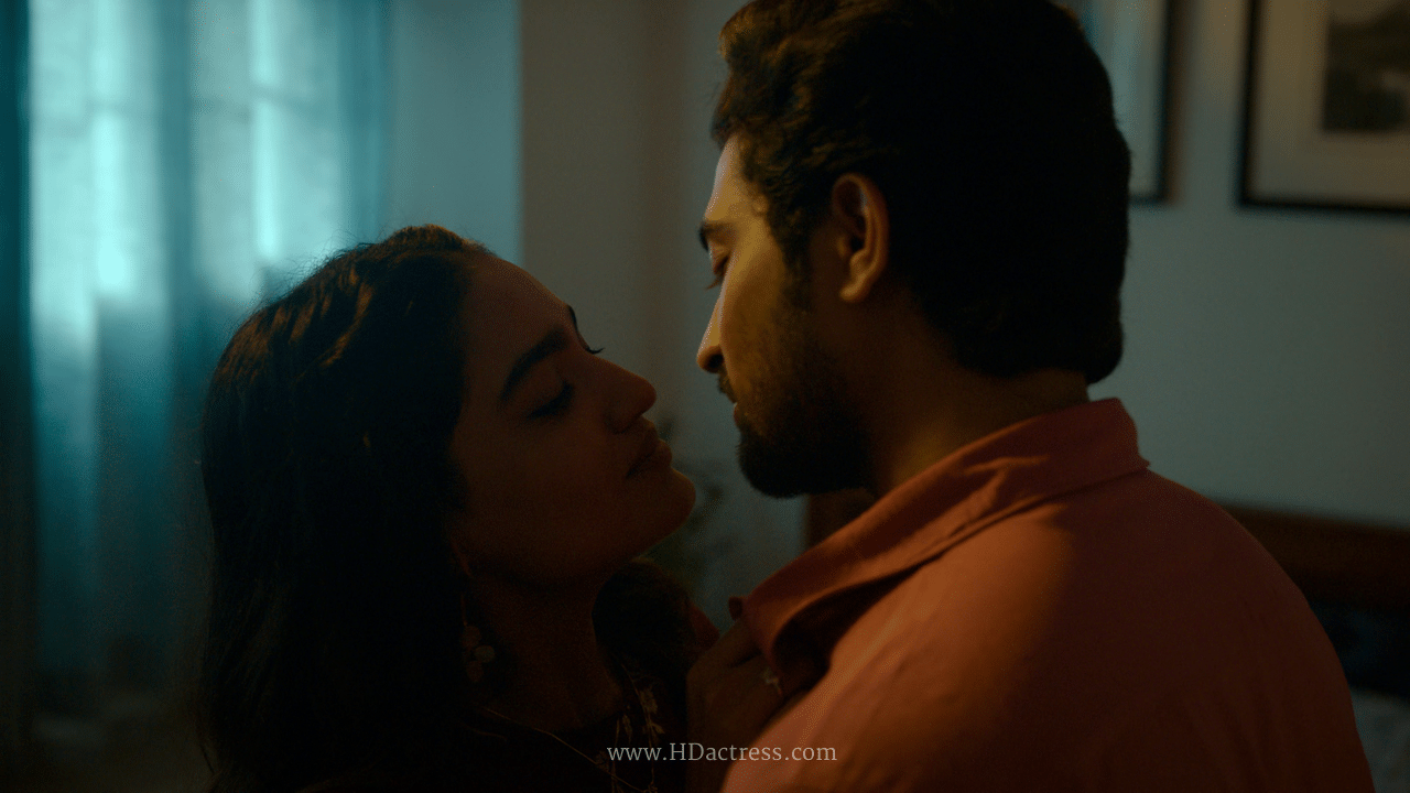 Hot Saniya Iyappan Kiss in Eyes Moment: Viral Birthday Party Snap Fans Can’t Stop Sharing  

