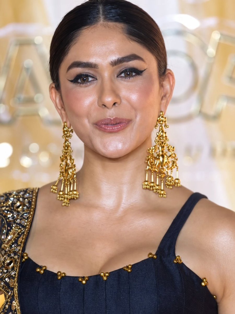 Mrunal Thakur Latest HD Photos