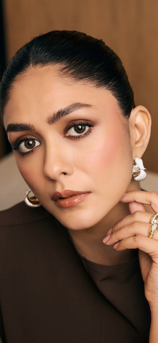 Mrunal Thakur #MrunalThakur Latest HQ Images