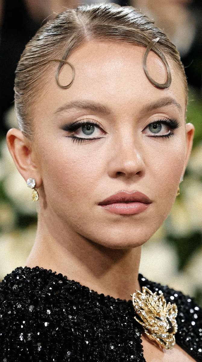 Sydney Sweeney  HD model face card luscious lusty lips smoldering eyes Image